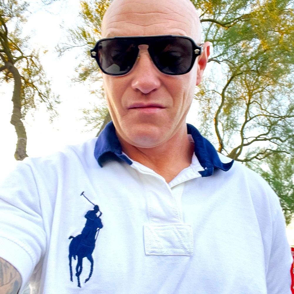 MEET YOUR POSHER KEVIN, BORN IN NYC AND LOOKING TO MAKE A FEW PENNIES & FRIENDS